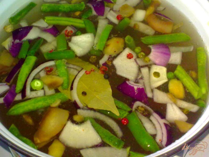 Фото приготовление рецепта: Суп со спаржевой фасолью и грибами шаг №7