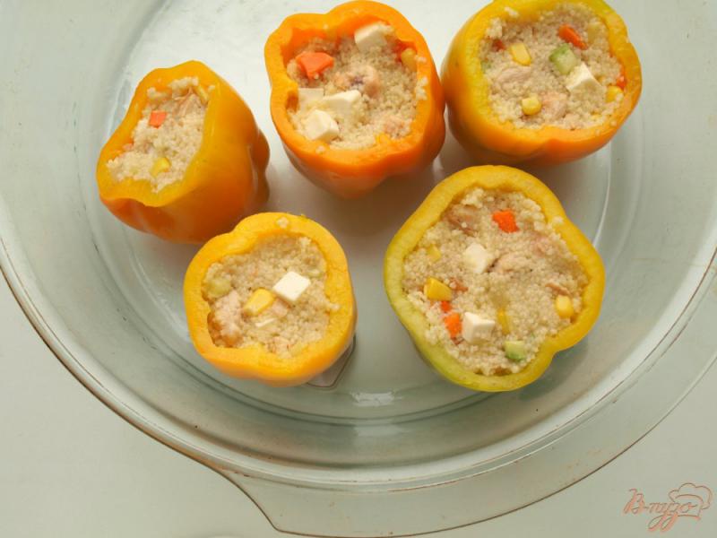 Фото приготовление рецепта: Запечённые перцы с кус-кусом и овощами шаг №8