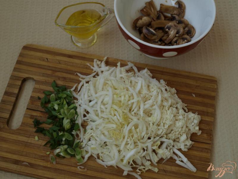 Фото приготовление рецепта: Салат с пекинской капустой,сырыми шампиньонами и фисташками шаг №1