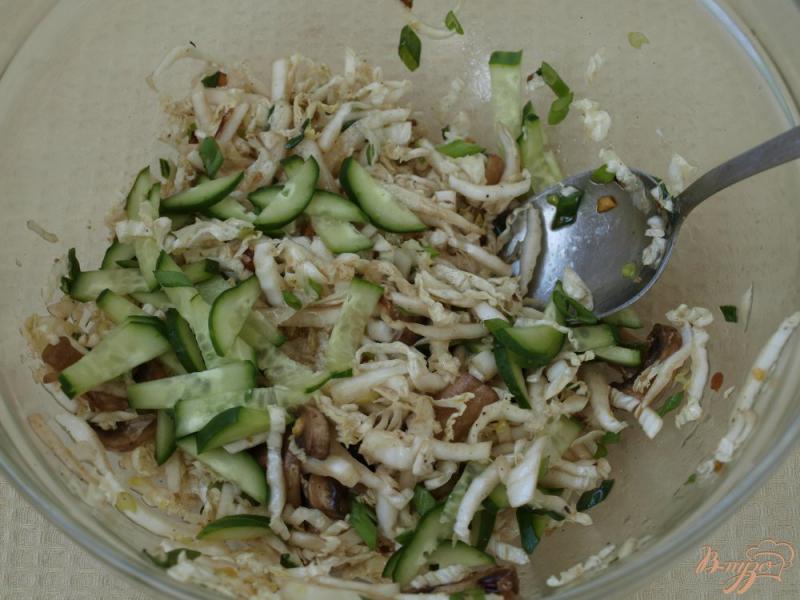 Фото приготовление рецепта: Салат с пекинской капустой,сырыми шампиньонами и фисташками шаг №3