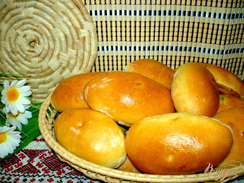 Фото приготовление рецепта: Пирожки с луком и яйцом и с начинкой из печени шаг №11