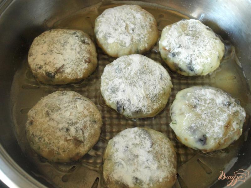 Фото приготовление рецепта: Котлеты из картофеля с шампиньонами шаг №5