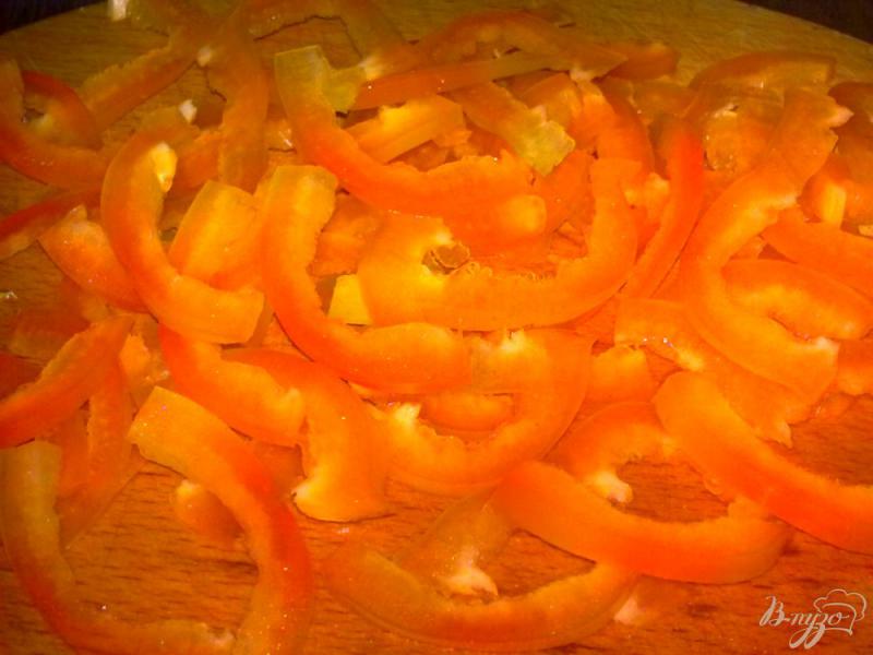 Фото приготовление рецепта: Салат из капусты с виноградом шаг №2