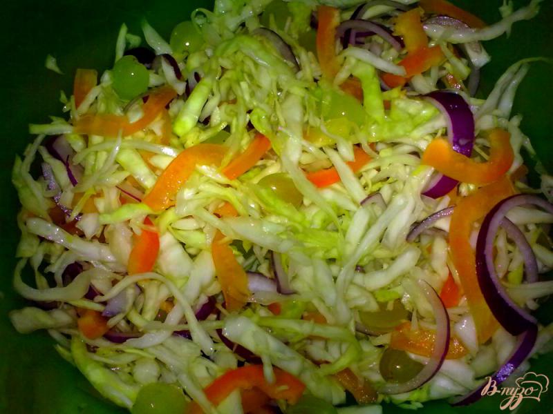 Фото приготовление рецепта: Салат из капусты с виноградом шаг №6