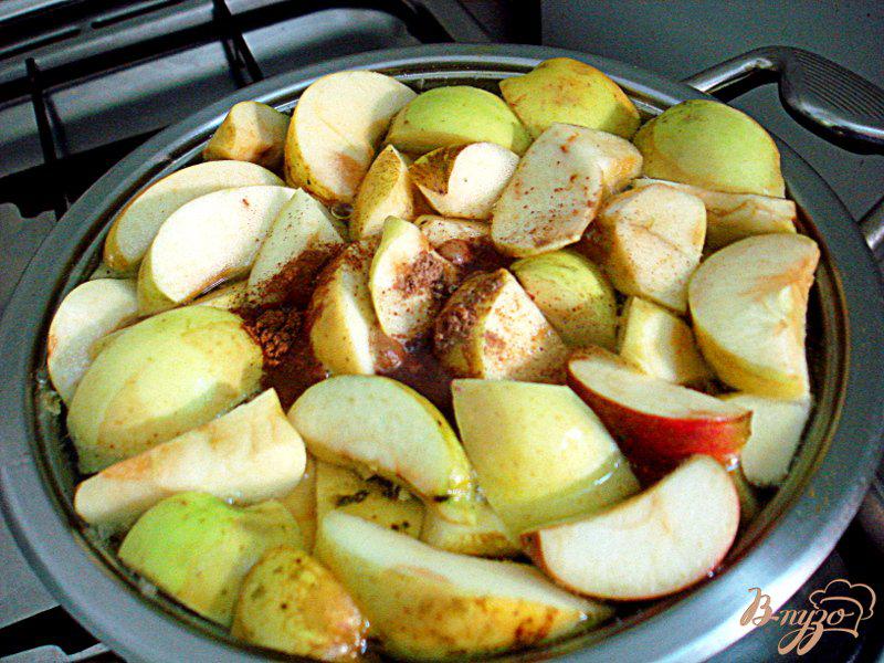 Фото приготовление рецепта: Яблочный компот с корицей шаг №6