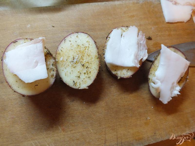 Фото приготовление рецепта: Картофель с салом и тимьяном шаг №4