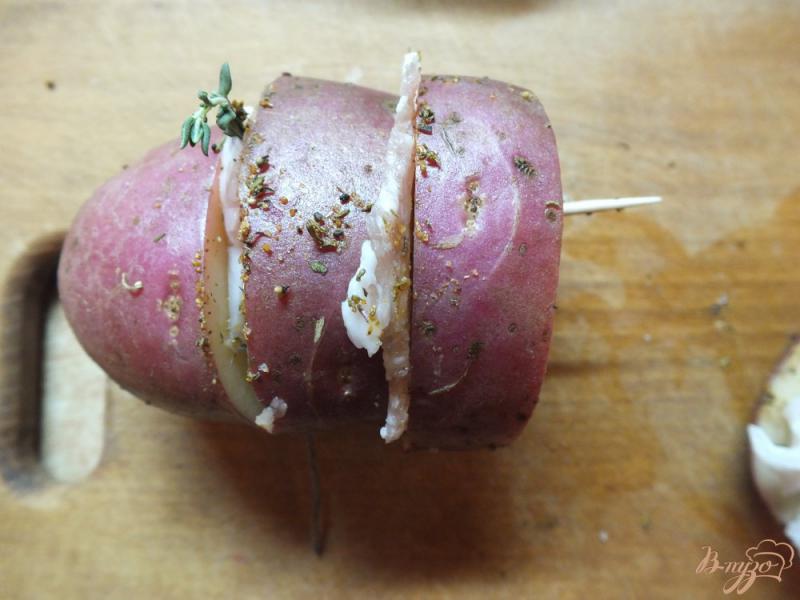 Фото приготовление рецепта: Картофель с салом и тимьяном шаг №6