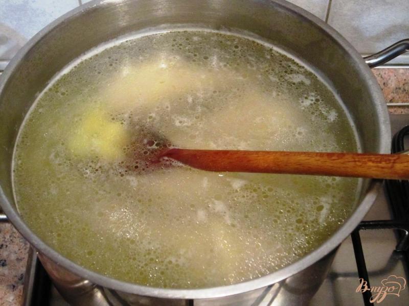 Фото приготовление рецепта: Грибной суп с маслинами шаг №6