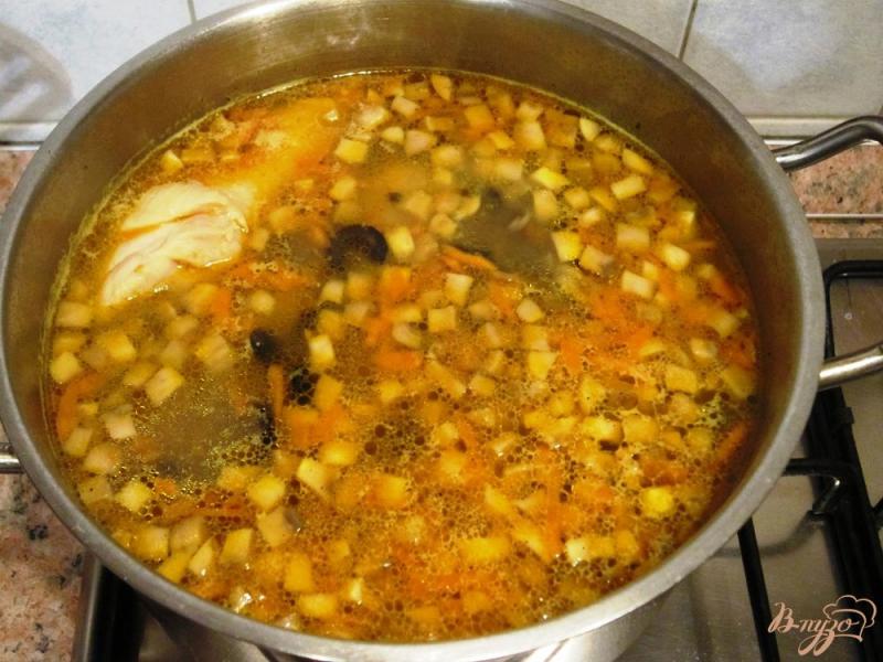 Фото приготовление рецепта: Грибной суп с маслинами шаг №10