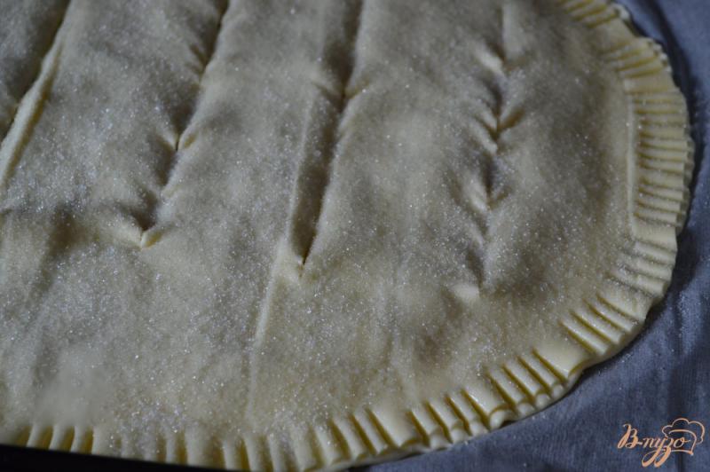 Фото приготовление рецепта: Пирог из слоеного теста с яблочной начинкой шаг №4