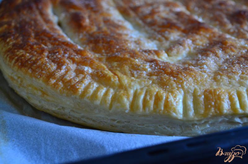 Фото приготовление рецепта: Пирог из слоеного теста с яблочной начинкой шаг №5