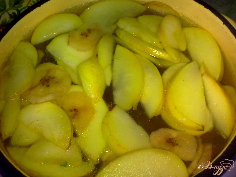 Фото приготовление рецепта: Компот яблочный с бананом и кардамоном шаг №3