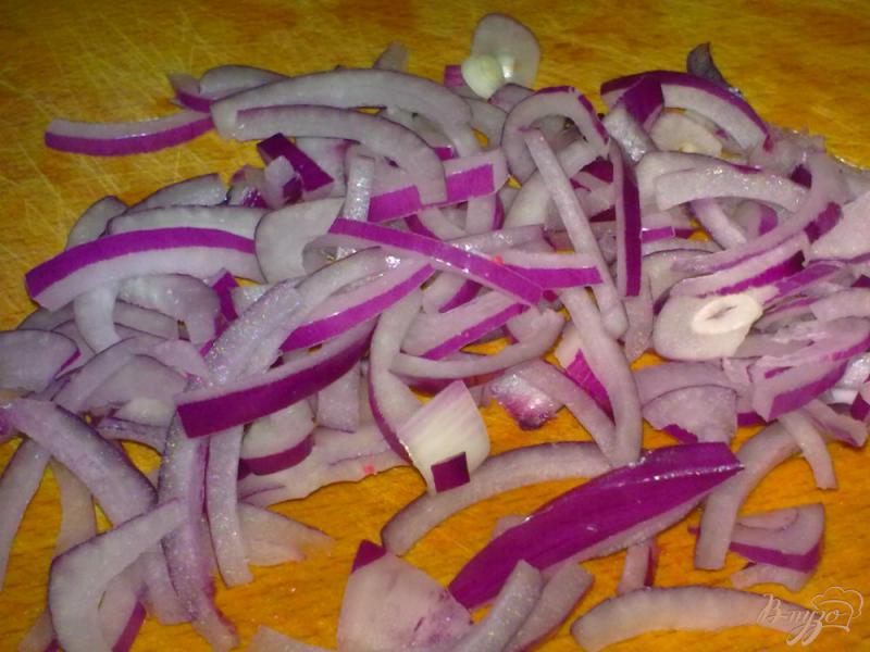 Фото приготовление рецепта: Салат с крабовыми палочками и морковью шаг №2