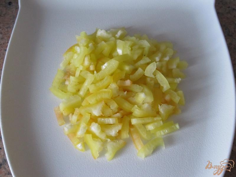 Фото приготовление рецепта: Салат с капустой «Хрустящий бум» шаг №4