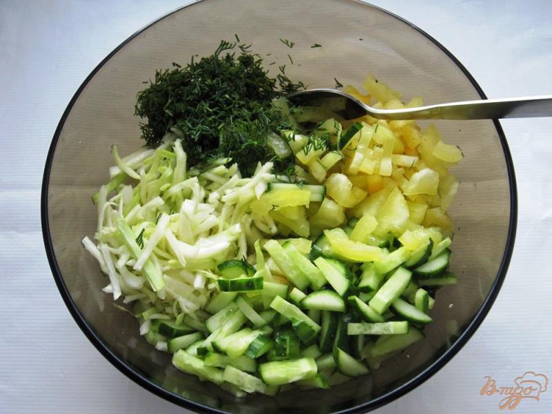Фото приготовление рецепта: Салат с капустой «Хрустящий бум» шаг №6