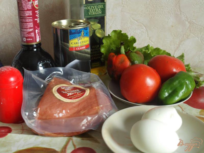 Фото приготовление рецепта: Салат с помидорами, перцем, ветчиной и маслинами шаг №1
