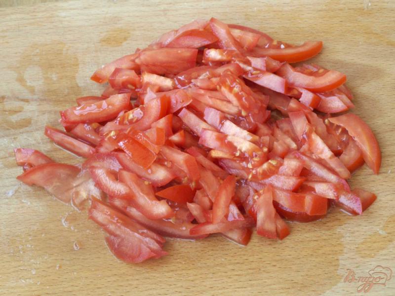 Фото приготовление рецепта: Салат с помидорами, перцем, ветчиной и маслинами шаг №4