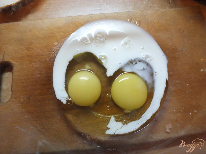 Фото приготовление рецепта: Сардели запеченные с яйцом шаг №5