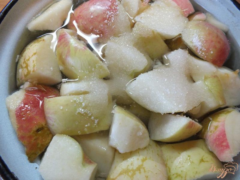 Фото приготовление рецепта: Яблочный компот со свежим тимьяном шаг №3