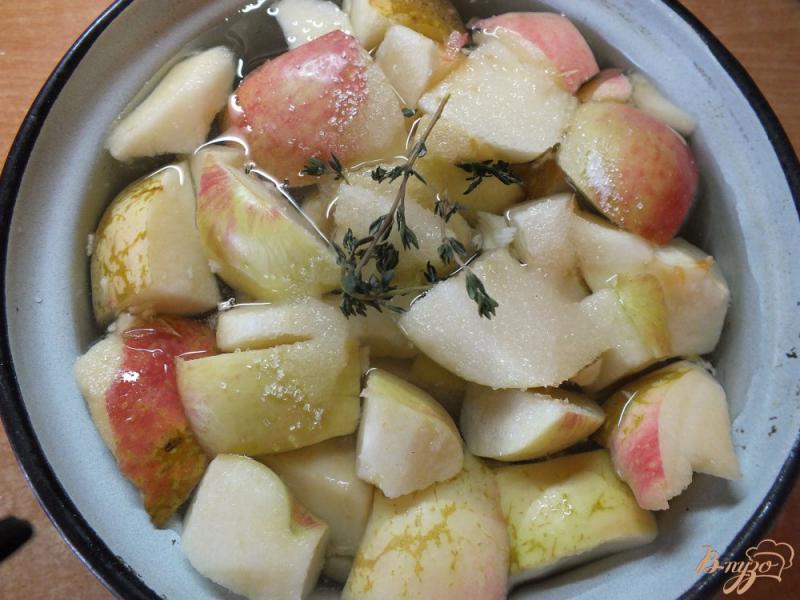 Фото приготовление рецепта: Яблочный компот со свежим тимьяном шаг №4