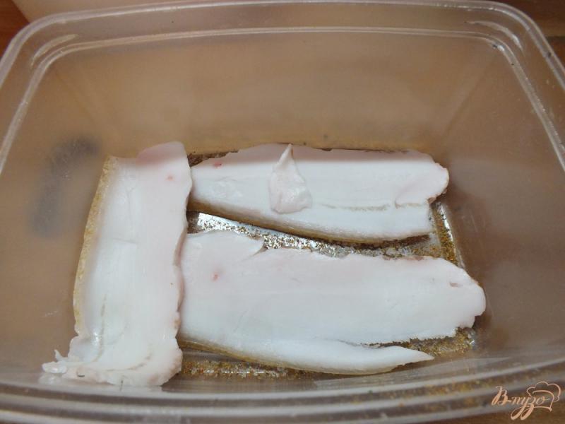 Фото приготовление рецепта: Сало свиное закусочное с тимьяном шаг №3