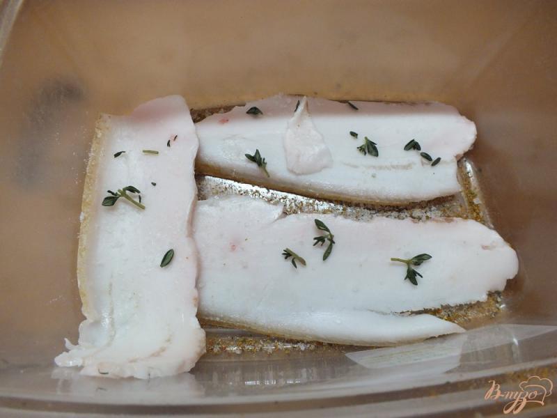 Фото приготовление рецепта: Сало свиное закусочное с тимьяном шаг №4