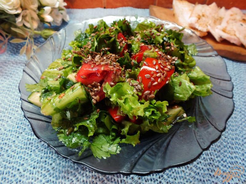 Фото приготовление рецепта: Салат овощной с салатом латук и семенами льна шаг №8