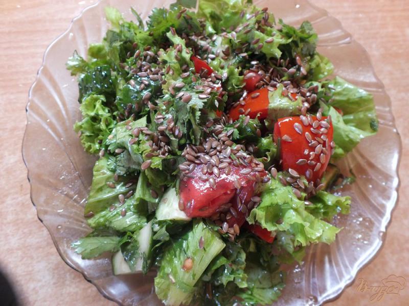 Фото приготовление рецепта: Салат овощной с салатом латук и семенами льна шаг №7