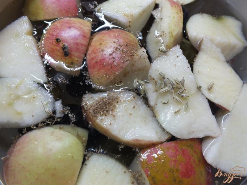 Фото приготовление рецепта: Компот сливово-виноградно-яблочный с фенхелем и кориандром шаг №7