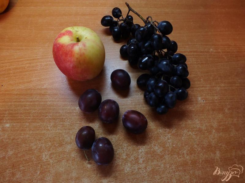 Фото приготовление рецепта: Компот сливово-виноградно-яблочный с фенхелем и кориандром шаг №1