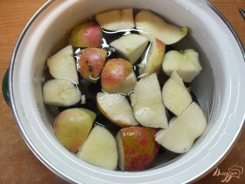 Фото приготовление рецепта: Компот сливово-виноградно-яблочный с фенхелем и кориандром шаг №6
