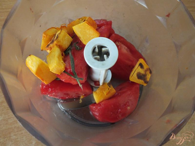 Фото приготовление рецепта: Холодный томатный суп с печеной тыквой шаг №5