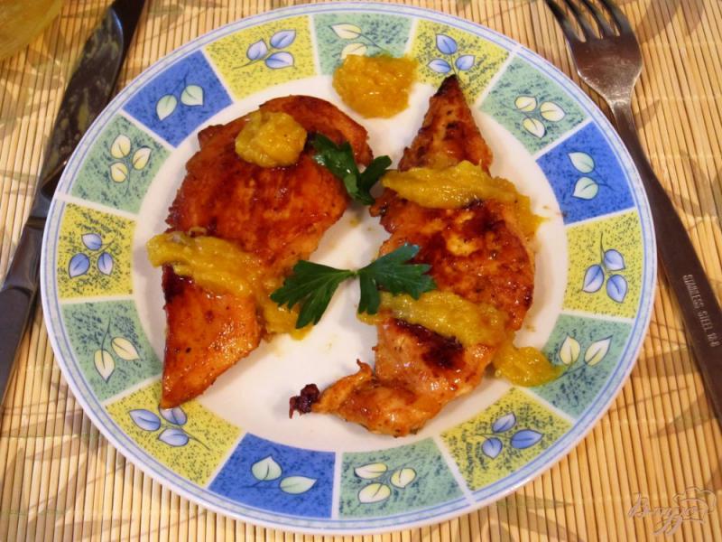Фото приготовление рецепта: Куриное филе под апельсиновым соусом шаг №9