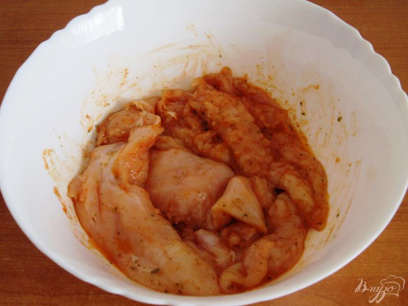 Фото приготовление рецепта: Куриное филе под апельсиновым соусом шаг №4