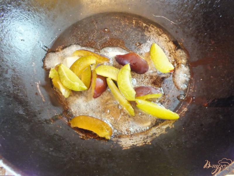 Фото приготовление рецепта: Теплый салат из винограда, бананов и слив шаг №6