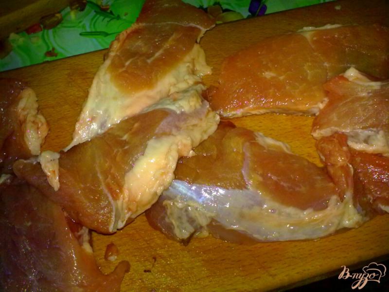 Фото приготовление рецепта: Свинина тушеная с изюмом шаг №1