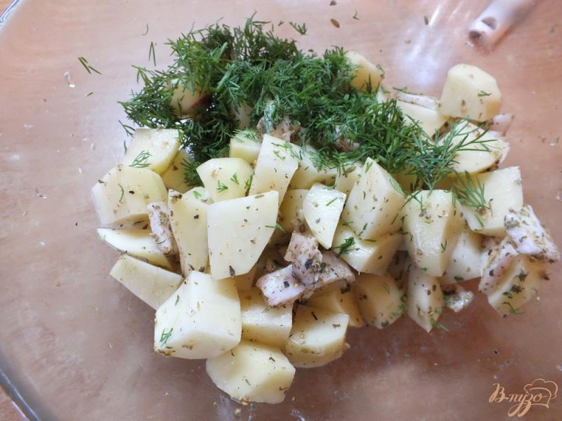 Фото приготовление рецепта: Печенный картофель с салом и орегано шаг №5