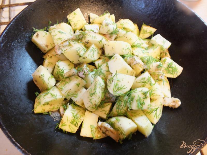 Фото приготовление рецепта: Печенный картофель с салом и орегано шаг №6