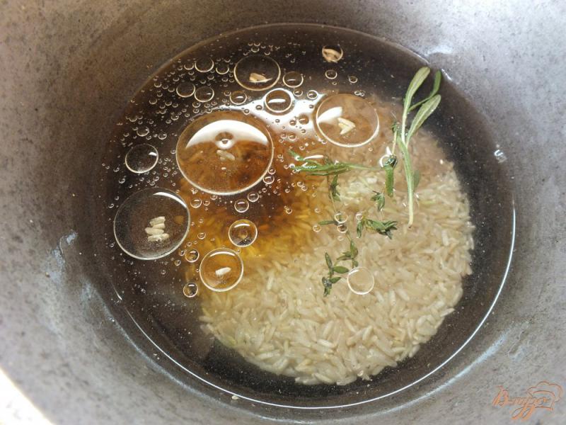 Фото приготовление рецепта: Рис неочищенный с розмарином и тимьяном шаг №4