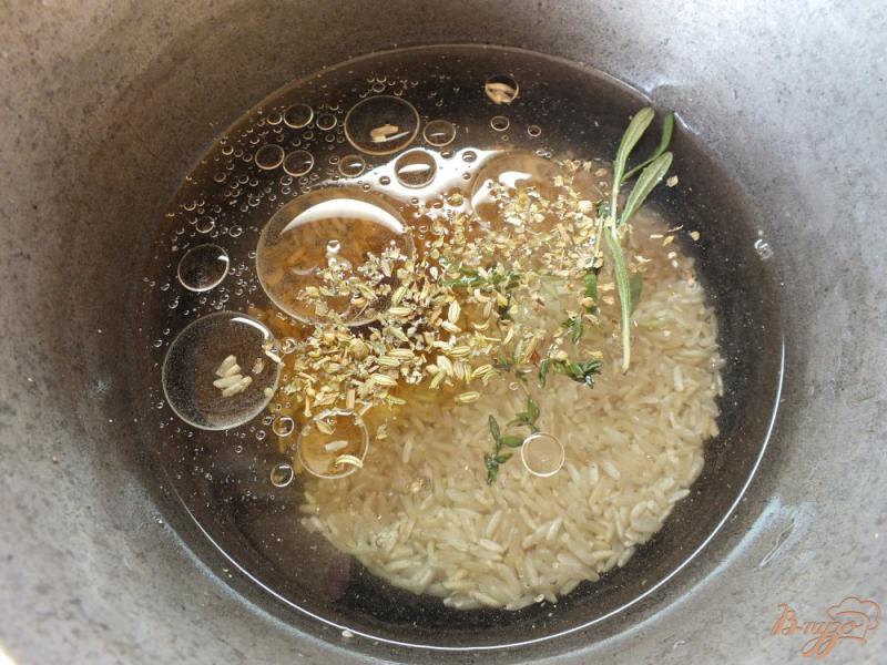 Фото приготовление рецепта: Рис неочищенный с розмарином и тимьяном шаг №5