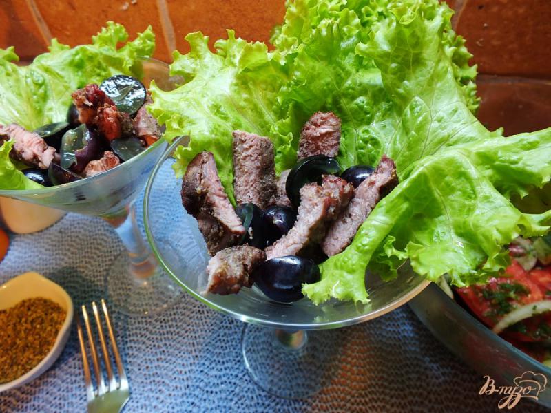 Фото приготовление рецепта: Салат с острой печеной говядиной и виноградом шаг №7