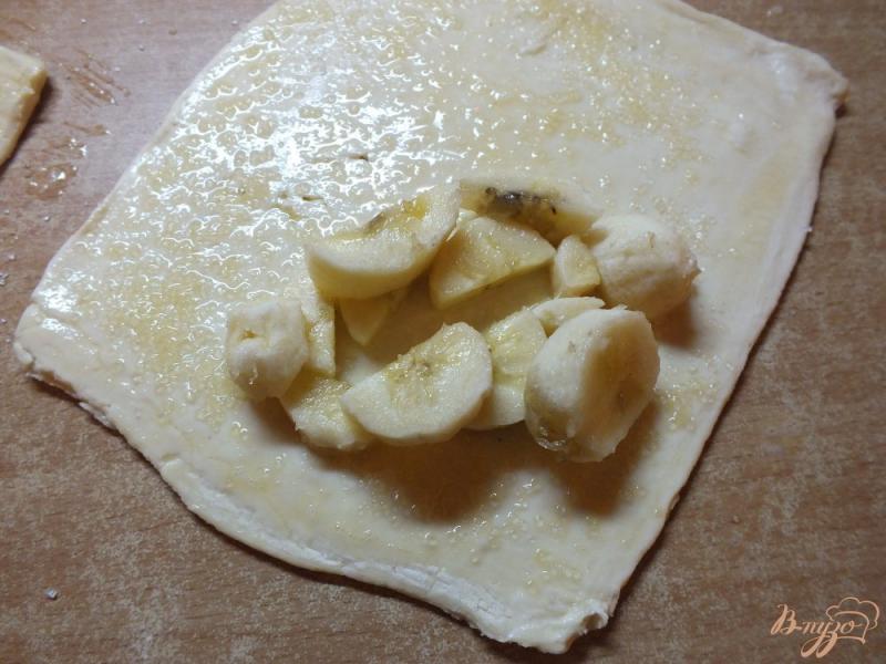 Фото приготовление рецепта: Слойки с бананом шаг №7