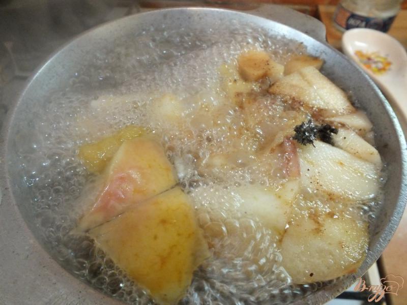 Фото приготовление рецепта: Яблочно-сливовый компот с шалфеем и корицей шаг №5