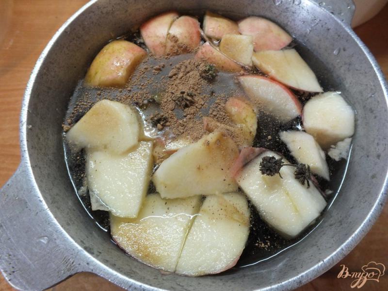 Фото приготовление рецепта: Яблочно-сливовый компот с шалфеем и корицей шаг №4