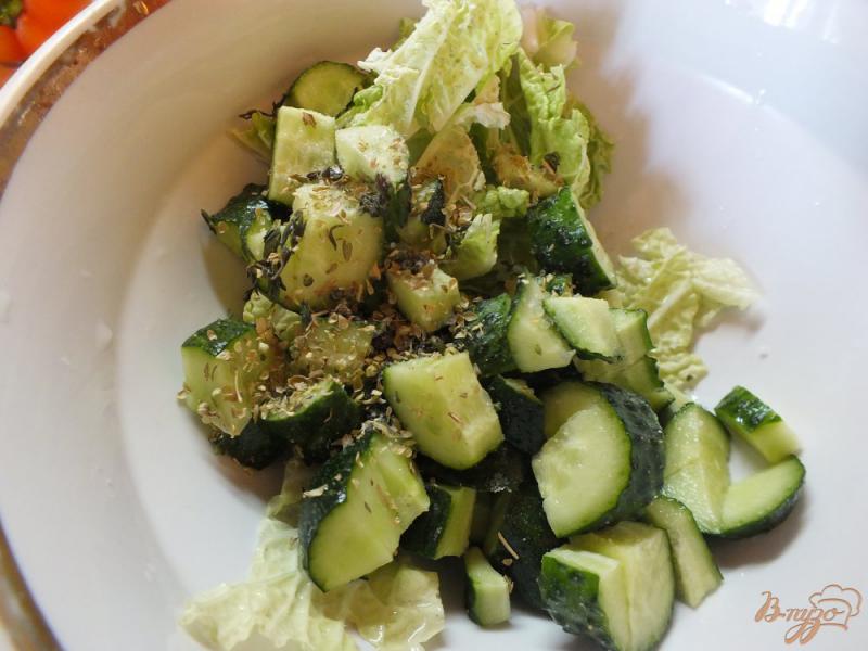 Фото приготовление рецепта: Салат с пекинской капустой, огурцом и шалфеем шаг №6
