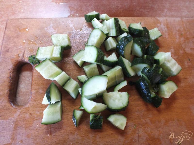 Фото приготовление рецепта: Салат с пекинской капустой, огурцом и шалфеем шаг №3