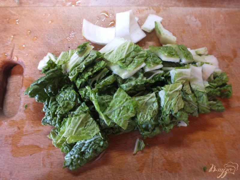 Фото приготовление рецепта: Салат с пекинской капустой, огурцом и шалфеем шаг №2
