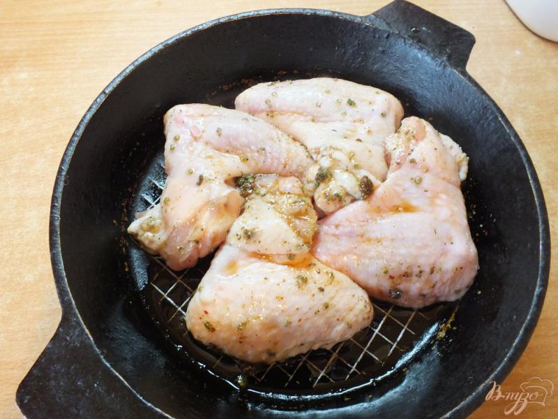 Фото приготовление рецепта: Куриные крылышки с шафраном и соевым соусом шаг №5