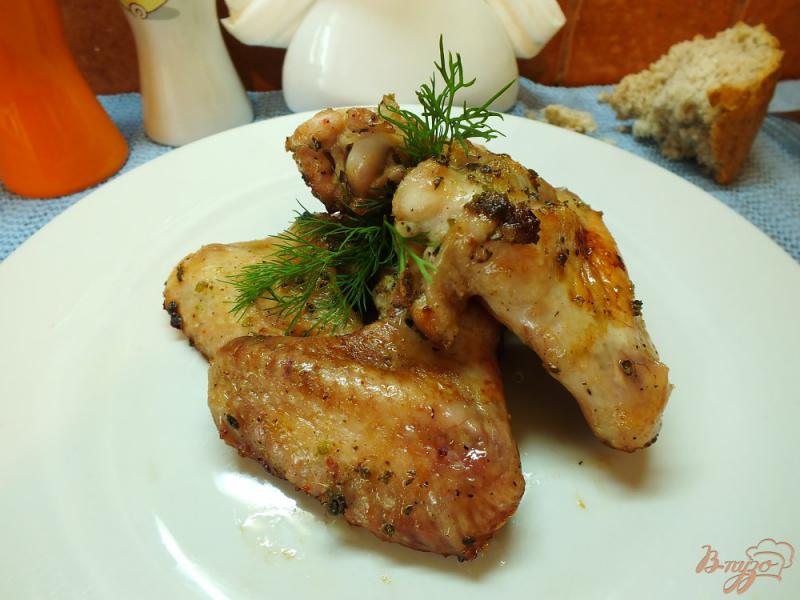 Фото приготовление рецепта: Куриные крылышки с шафраном и соевым соусом шаг №6