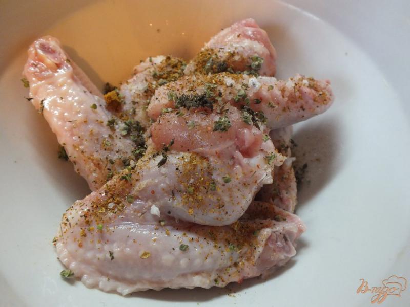 Фото приготовление рецепта: Куриные крылышки с шафраном и соевым соусом шаг №3